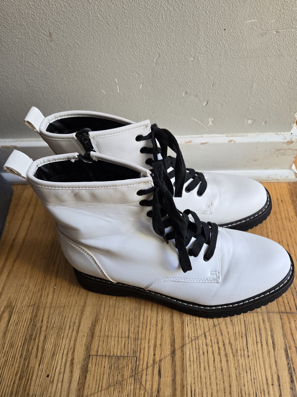 MADDEN GIRL White Black Paris KURRT Combat Boots~Ladies size 9.5M~9.5 M~6 1/2 M
